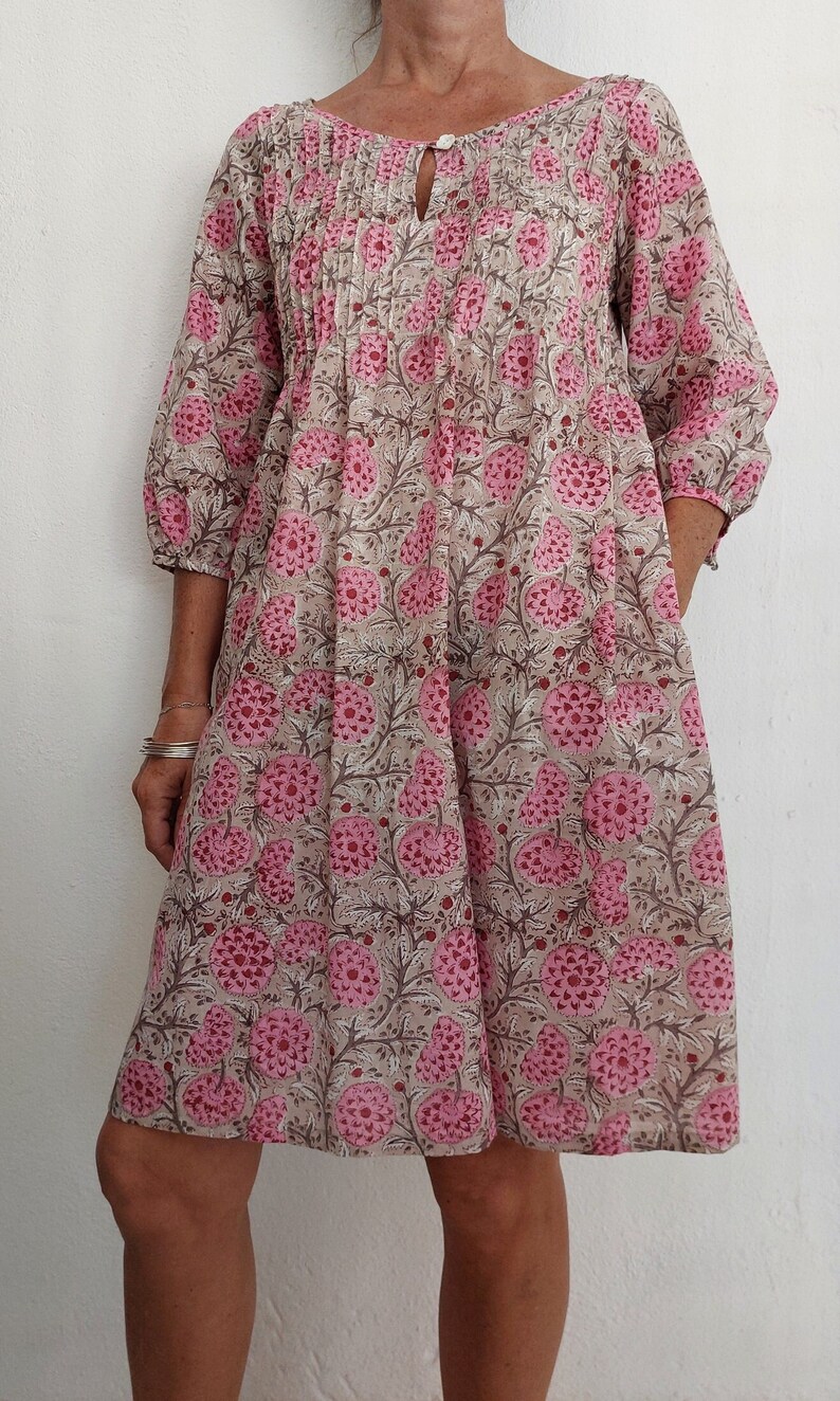 Vorne plissiertes Kleid aus Baumwolle, rosa Blumenblockdruck Bild 1