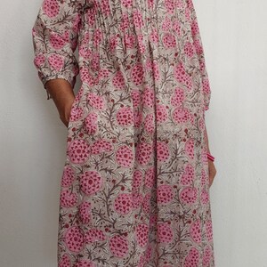 Vorne plissiertes Kleid aus Baumwolle, rosa Blumenblockdruck Bild 5