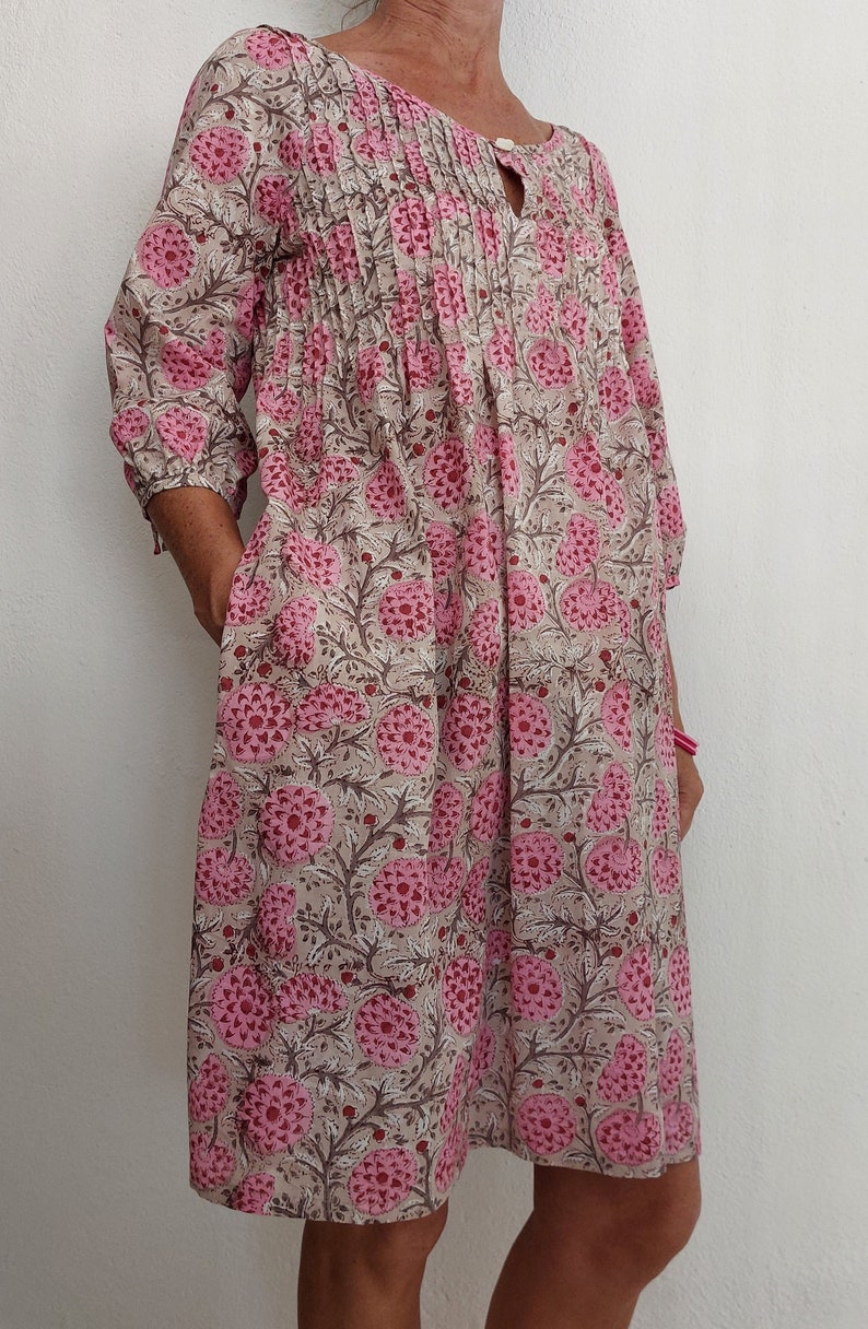 Vorne plissiertes Kleid aus Baumwolle, rosa Blumenblockdruck Bild 5