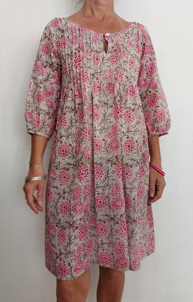 Vorne plissiertes Kleid aus Baumwolle, rosa Blumenblockdruck Bild 4