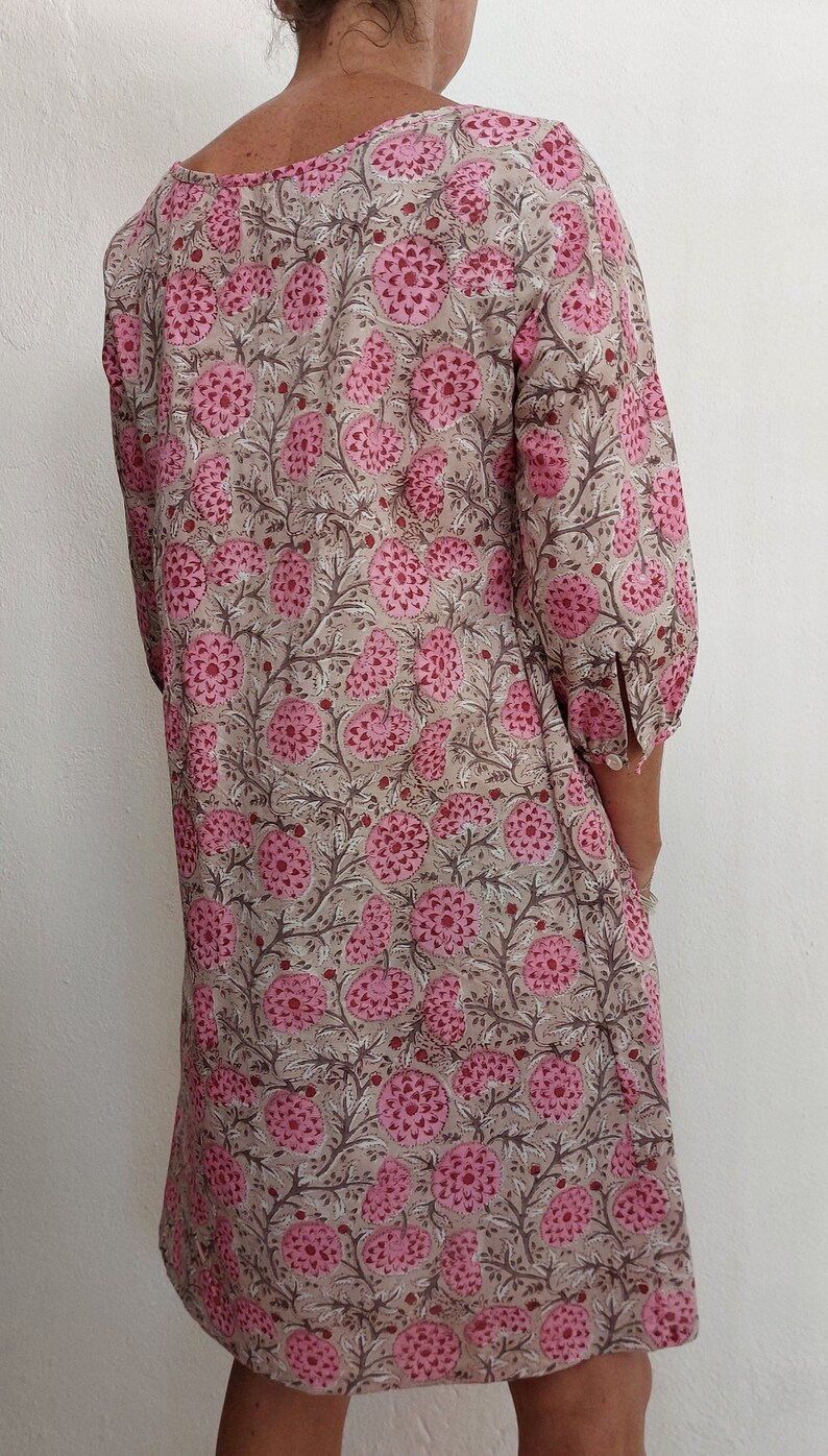 Vorne plissiertes Kleid aus Baumwolle, rosa Blumenblockdruck Bild 3
