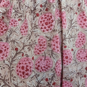 Vorne plissiertes Kleid aus Baumwolle, rosa Blumenblockdruck Bild 6
