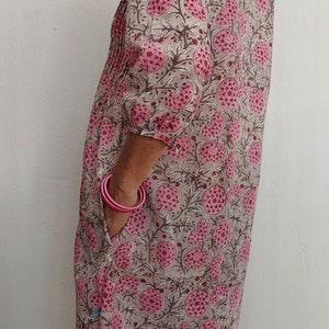 Vorne plissiertes Kleid aus Baumwolle, rosa Blumenblockdruck Bild 2