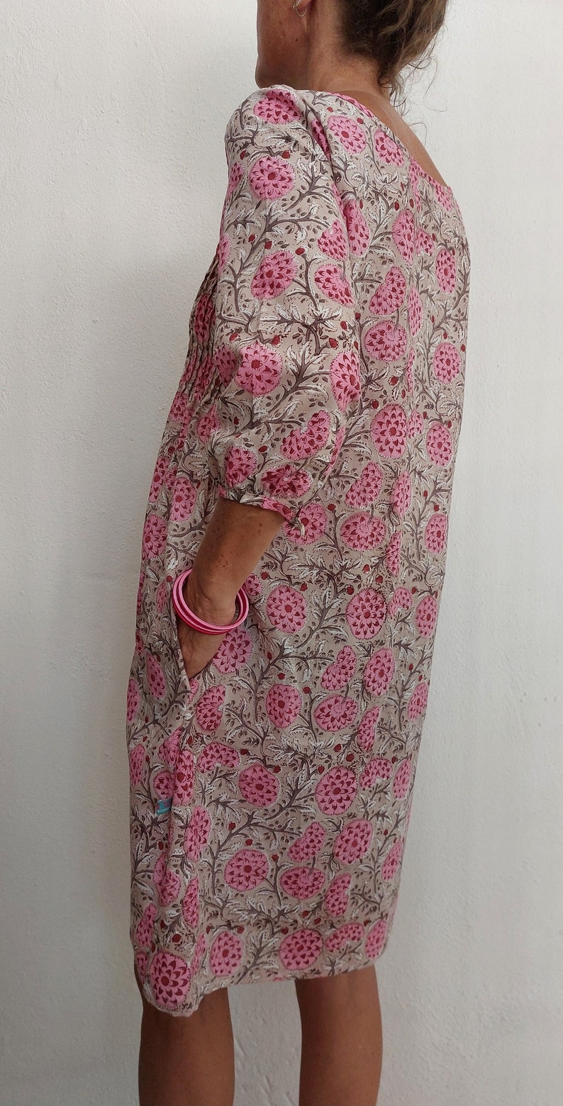 Vorne plissiertes Kleid aus Baumwolle, rosa Blumenblockdruck Bild 2