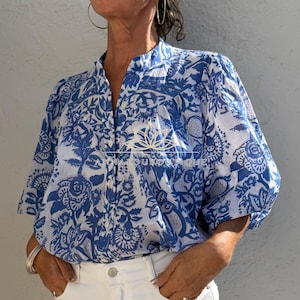 Marineblaue Bluse aus Baumwolle mit Blumenmuster, Oversize-Schnitt, weiches Baumwollhemd, Einheitsgröße, Boho-Top, leichte Sommerkleidung, handgefertigte Damenmode