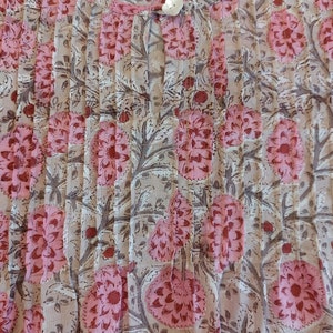 Vorne plissiertes Kleid aus Baumwolle, rosa Blumenblockdruck Bild 7