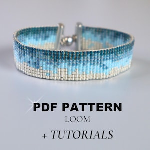 Puede incluir: Una pulsera de cuentas con un diseño degradado en tonos azules y plateados. La pulsera está hecha de pequeñas cuentas espaciadas uniformemente y tiene un cierre plateado. El texto "PDF PATTERN LOOM + TUTORIALS" se muestra debajo de la pulsera. La anchura de la pulsera es de unos 2 cm.