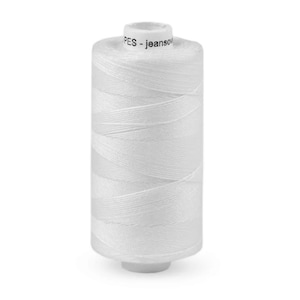 Puede incluir: Una bobina de hilo blanco etiquetada "PES - Jeansou" para coser.