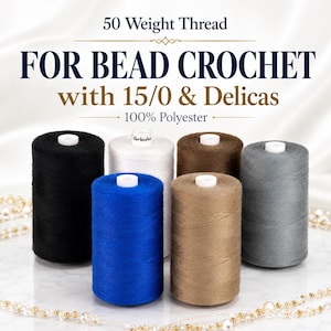 Può includere: Sei rocchetti di filo 100% poliestere peso 50 per uncinetto con perline 15/0 e Delicas. I rocchetti sono neri, bianchi, marroni, blu, beige e grigi. Il testo recita 50 Weight Thread FOR BEAD CROCHET with 15/0 & Delicas 100% Polyester.