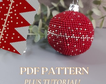 Op de afbeelding: Een rode, met kralen bezette kerstbal met zilveren accenten. De ronde ornament is bedekt met kleine rode kralen. De tekst "PDF PATTERN PLUS TUTORIAL!" wordt hieronder weergegeven.