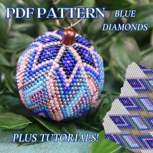 Könnte beinhalten: PDF-Muster für einen Perlen-Anhänger mit einem blauen Diamanten-Design. Der Anhänger ist rund und hat eine kupferne Spitze. Das Muster enthält Anleitungen.