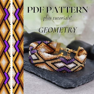 Può includere: Un braccialetto di perline con un motivo geometrico in tonalità di viola, oro e bianco. Il braccialetto è realizzato con perline da seme e ha una chiusura dorata. L'immagine include il testo "PDF PATTERN plus tutorials! GEOMETRY".