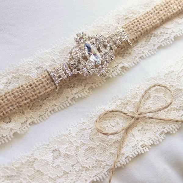Jute en kant jarretels met diamant strass bling, western bruiloft jarretel set, land bruiloft jarretelgordel, jute jarretel bruidslingerie