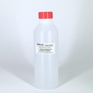 Könnte beinhalten: Eine transparente Plastikflasche mit rotem Deckel, beschriftet mit "PAILLE - Textile stiffener". Das Etikett enthält Anweisungen zum Auftragen mit Pinsel oder Stempel und zum Schütteln vor Gebrauch. Die Flasche enthält 1 Liter Produkt.