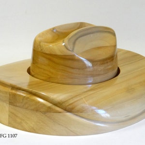 Könnte beinhalten: Eine Hutform aus Holz mit einer glatten, hellbraunen Oberfläche. Die Form ist zum Formen von Hüten gedacht.