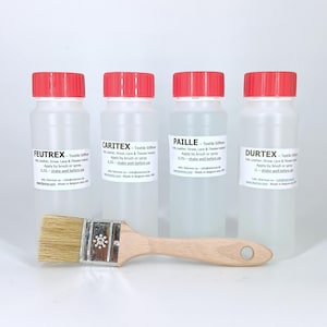 Könnte beinhalten: Vier transparente Plastikflaschen mit roten Deckeln, beschriftet mit FEUTREX, CARITEX, PAILLE und DURTEX, und ein Pinsel. Die Flaschen enthalten Flüssigkeit zum Textilstärken. Der Pinsel hat einen Holzgriff und Naturborsten.