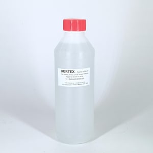Op de afbeelding: Een heldere plastic fles met een rode dop, met het label "DURTEX - Textile Stiffener". Het etiket geeft aan dat het product bestemd is voor de vilt-, leer-, stro-, kant- en theaterindustrie. De fles bevat een heldere vloeistof.