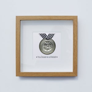 Presente de aniversário de 10 anos de casamento - Lata | Medalha de lata emoldurada | material tradicional | Casado há 10 anos | Você merece uma medalha