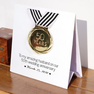Tarjeta de aniversario de bodas de oro personalizada / 50 años de casados / Tarjeta de 50 aniversario hecha a mano / Tarjeta de regalo personalizada para esposo y esposa