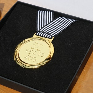 Noces d'or Médaille d'anniversaire de mariage - dans sa boîte - personnalisée | 50e anniversaire de mariage | 50 ans de mariage | Cadeau carte mari femme