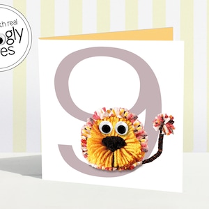 Tarjeta de noveno cumpleaños / noveno / tarjeta de nueve años / pompón pom-pom / pompón ojos tambaleantes / divertida edad 9 / 9 niña niño / animal / león / moderno