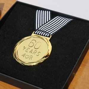 Médaille du 60e anniversaire de mariage - Dans une boîte - à personnaliser | 60 ans de mariage | Cadeau fait main pour 60e anniversaire | Cadeau carte mari femme