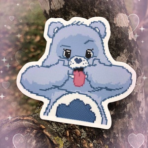 Kreuzstich Aufkleber, 1980er Jahre Cartoon, Grumpy Bear Tongue Aufkleber, 1980er Jahre Kunst, Glücksbären-Aufkleber, Laptop Aufkleber, Gen X Geschenk - KOSTENLOSER VERSAND