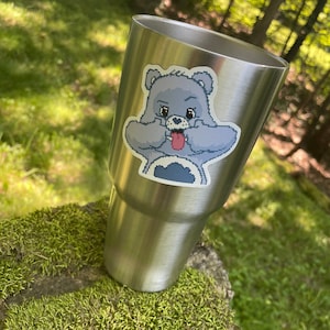 Grumpy Bear Magnet - Glücksbären Magnet - Retro Gamer Geschenk - Kratzfest & Wetterfest - Lustiger Kühlschrankmagnet - Kreuzstich Design