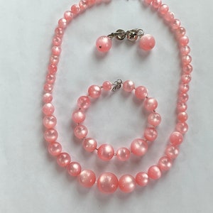 Conjunto de joyas Vintage Pink Moon Glow, Thermo Set Lucite, collar graduado, pendientes de clip, pulsera de alambre de memoria, MCM, regalo para ella imagen 3