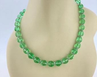 Conjunto de pendientes y collar de cristal verde, verde esmeralda, collar bling, verde primavera, día de San Patricio, Navidad, Día de las Madres, cumpleaños de mayo