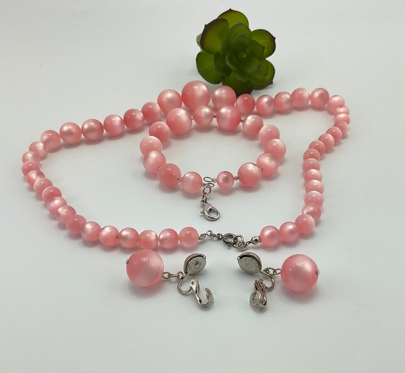 Conjunto de joyas Vintage Pink Moon Glow, Thermo Set Lucite, collar graduado, pendientes de clip, pulsera de alambre de memoria, MCM, regalo para ella imagen 8