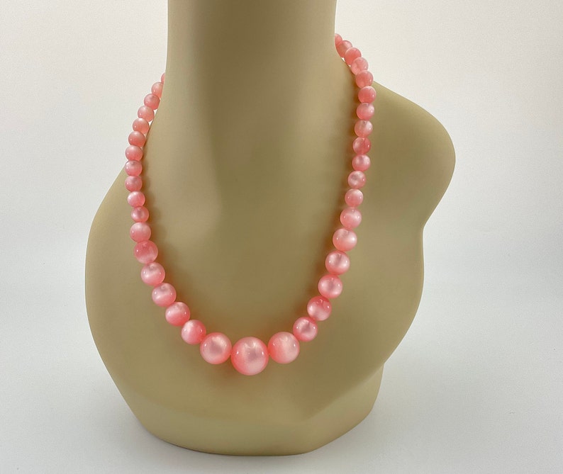 Conjunto de joyas Vintage Pink Moon Glow, Thermo Set Lucite, collar graduado, pendientes de clip, pulsera de alambre de memoria, MCM, regalo para ella imagen 4