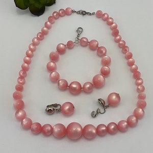 Conjunto de joyas Vintage Pink Moon Glow, Thermo Set Lucite, collar graduado, pendientes de clip, pulsera de alambre de memoria, MCM, regalo para ella imagen 9