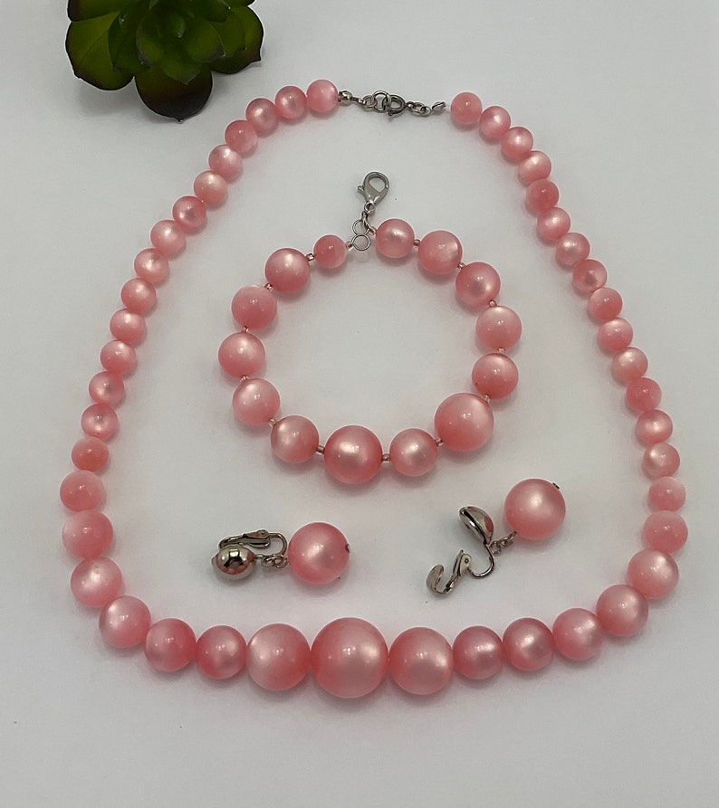 Conjunto de joyas Vintage Pink Moon Glow, Thermo Set Lucite, collar graduado, pendientes de clip, pulsera de alambre de memoria, MCM, regalo para ella imagen 9