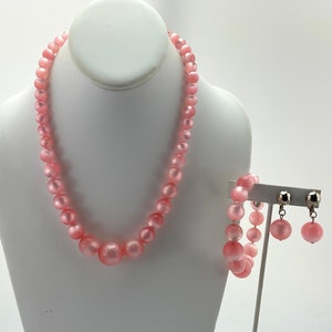 Conjunto de joyas Vintage Pink Moon Glow, Thermo Set Lucite, collar graduado, pendientes de clip, pulsera de alambre de memoria, MCM, regalo para ella imagen 1