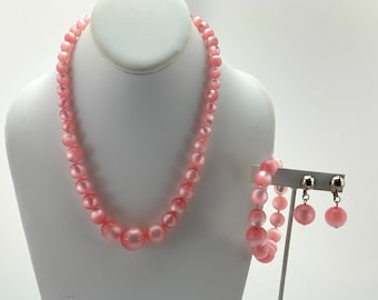 Conjunto de joyas Vintage Pink Moon Glow, Thermo Set Lucite, collar graduado, pendientes de clip, pulsera de alambre de memoria, MCM, regalo para ella