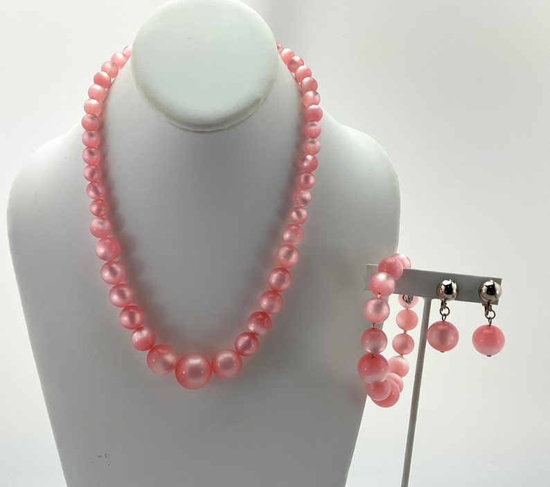 Conjunto de joyas Vintage Pink Moon Glow, Thermo Set Lucite, collar graduado, pendientes de clip, pulsera de alambre de memoria, MCM, regalo para ella imagen 1