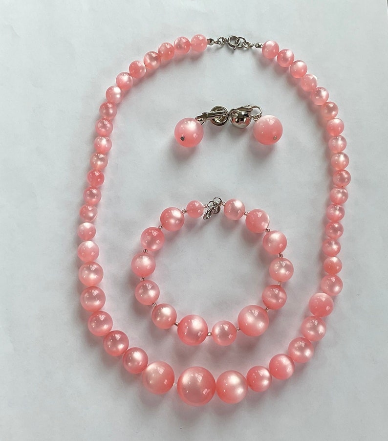 Conjunto de joyas Vintage Pink Moon Glow, Thermo Set Lucite, collar graduado, pendientes de clip, pulsera de alambre de memoria, MCM, regalo para ella imagen 3