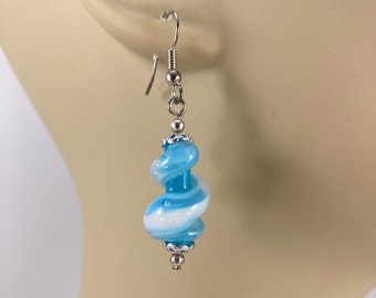 Pendientes de trabajo de lámpara azul y blanca, pendientes colgantes de vidrio de arte, regalo para ella, pendientes de vidrio retorcido, vidrio giratorio, regalo único, pendientes artísticos