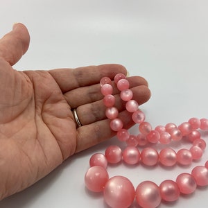 Conjunto de joyas Vintage Pink Moon Glow, Thermo Set Lucite, collar graduado, pendientes de clip, pulsera de alambre de memoria, MCM, regalo para ella imagen 10