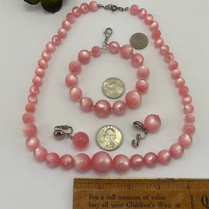 Conjunto de joyas Vintage Pink Moon Glow, Thermo Set Lucite, collar graduado, pendientes de clip, pulsera de alambre de memoria, MCM, regalo para ella imagen 7