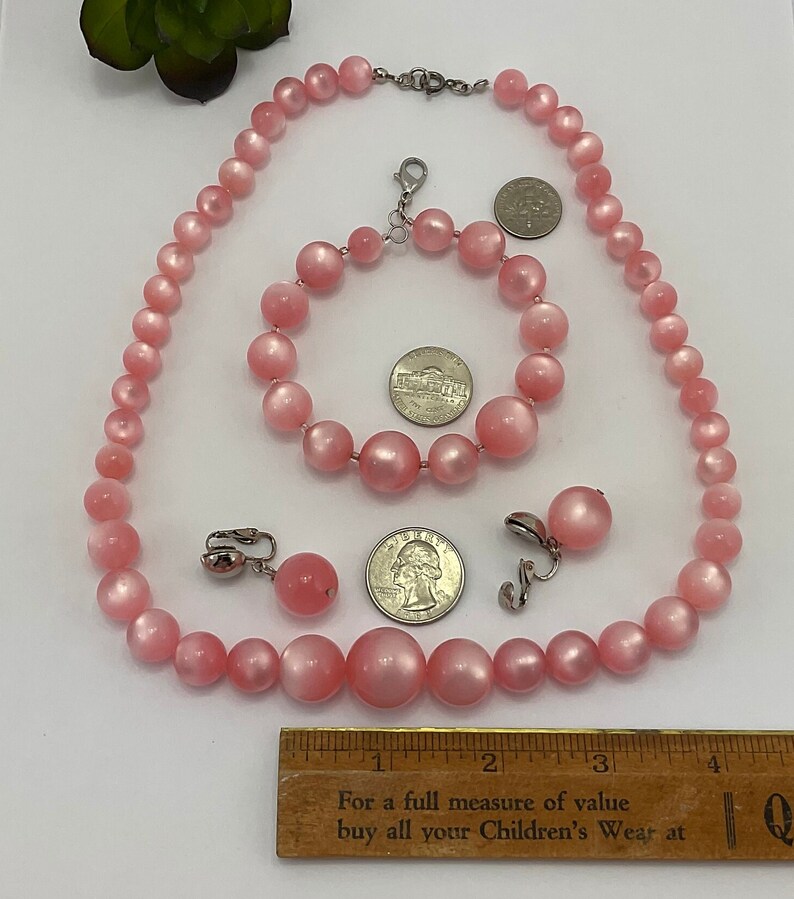 Conjunto de joyas Vintage Pink Moon Glow, Thermo Set Lucite, collar graduado, pendientes de clip, pulsera de alambre de memoria, MCM, regalo para ella imagen 7