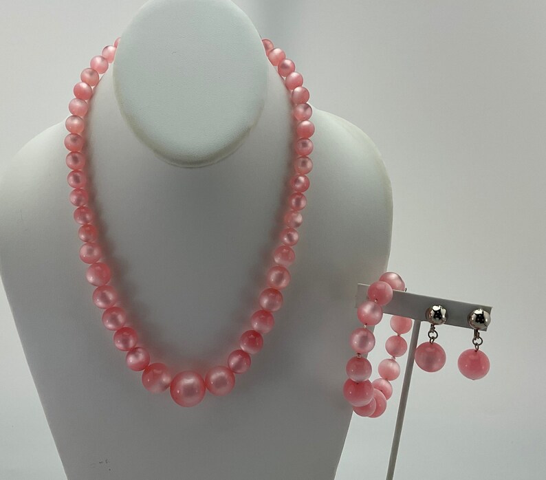 Conjunto de joyas Vintage Pink Moon Glow, Thermo Set Lucite, collar graduado, pendientes de clip, pulsera de alambre de memoria, MCM, regalo para ella imagen 2