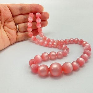 Conjunto de joyas Vintage Pink Moon Glow, Thermo Set Lucite, collar graduado, pendientes de clip, pulsera de alambre de memoria, MCM, regalo para ella imagen 6