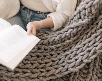 Chunky wool Blanket, Beautiful living room decor, warm and cozy, luxury and sustainable