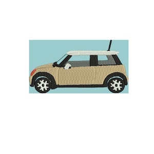 Op de afbeelding: Een beige Mini Cooper auto met een wit dak en zwarte wielen op een lichtblauwe achtergrond.