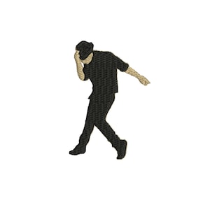 以下が含まれることがあります： ダンスのポーズをとる、様式化された人物が描かれた刺繍パッチ。人物は黒い服を着ており、ビーニー、シャツ、パンツが含まれます。片方の腕は上げられ、もう片方の腕は伸ばされています。パッチは白い背景にあります。