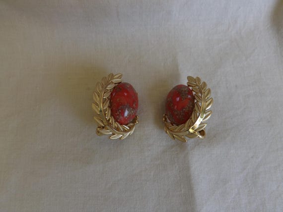 Caroline Emmons Unnamed Red Speckled Clip Earrings Goldentone, Vintage