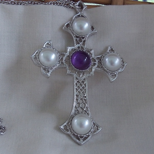 Sarah Coventry Crusader Pendant Cross 8403     Vintage, Simulated Pearl