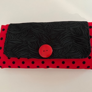 Cartera de tres pliegues con lunares rojos y negros